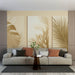 Un salon moderne avec un papier peint aux motifs de feuilles tropicales en tons beige et doré, créant une ambiance chaleureuse et élégante.