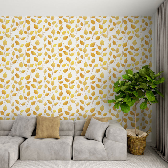 Un salon moderne avec un papier peint aux motifs de feuilles dorées sur fond blanc, créant une ambiance chaleureuse et naturelle.