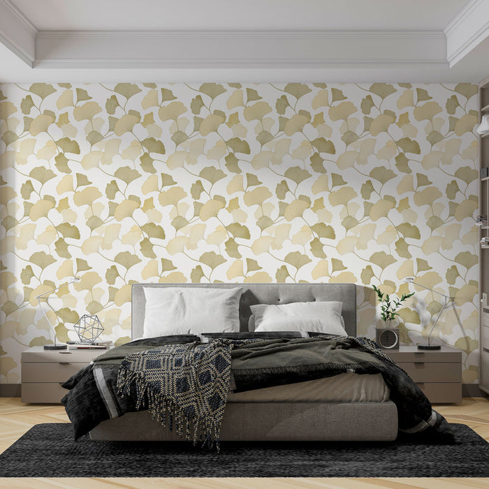 Une chambre moderne avec un papier peint aux motifs de feuilles ginkgo dans des teintes beiges et dorées, créant une atmosphère douce et apaisante.