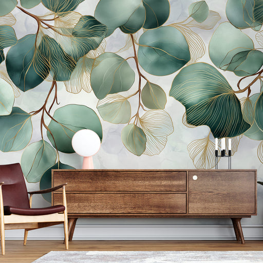 Une pièce moderne avec un papier peint aux motifs de grandes feuilles vertes et dorées, créant une ambiance naturelle et apaisante.