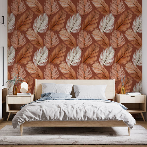 Une chambre moderne avec un papier peint aux motifs de grandes feuilles dans des teintes ocres et blanches sur fond rouge, créant une ambiance chaleureuse et accueillante.