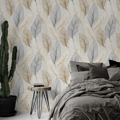 Une chambre apaisante avec un papier peint aux motifs de feuilles en gris et or sur fond clair, créant une atmosphère naturelle et élégante.