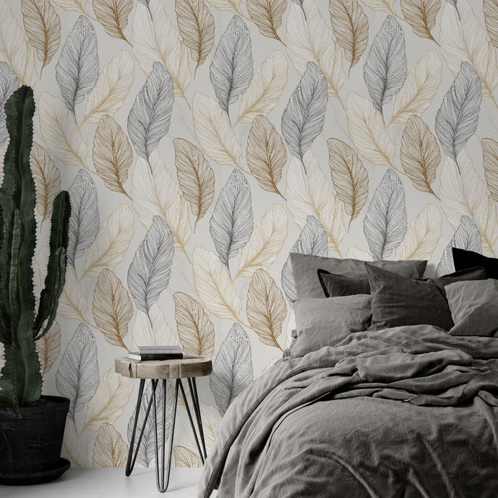 Une chambre apaisante avec un papier peint aux motifs de feuilles en gris et or sur fond clair, créant une atmosphère naturelle et élégante.