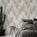 Une chambre apaisante avec un papier peint aux motifs de feuilles en gris et or sur fond clair, créant une atmosphère naturelle et élégante.