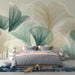 Une chambre moderne avec un papier peint représentant de grandes feuilles stylisées en vert et beige, créant une ambiance apaisante et naturelle.