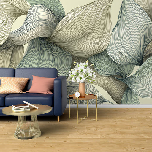 Un salon moderne avec un papier peint aux motifs fluides et ondulés dans des teintes douces de vert et beige, créant une atmosphère apaisante et élégante.
