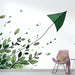 Une pièce moderne avec un papier peint illustratif représentant des feuilles vertes stylisées et un cerf-volant, créant une ambiance fraîche et dynamique.