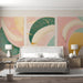 Une chambre moderne avec un papier peint abstrait aux teintes douces de rose, vert et jaune, créant une atmosphère artistique et apaisante.