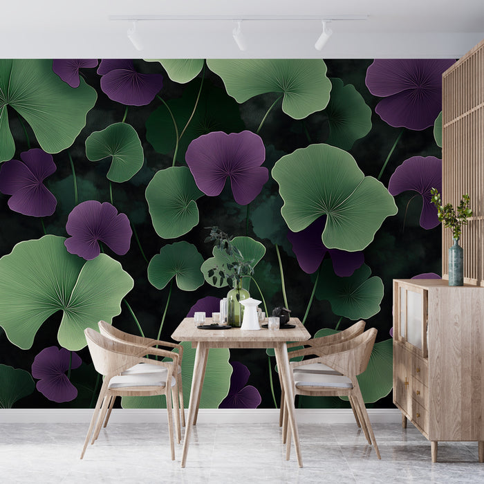 Papier peint feuilles et fleurs | Motif luxuriant de feuilles vertes et fleurs violettes sur fond sombre