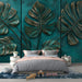 Une chambre moderne avec un papier peint texturé vert émeraude orné de grandes feuilles de monstera en relief, créant une ambiance tropicale et apaisante.
