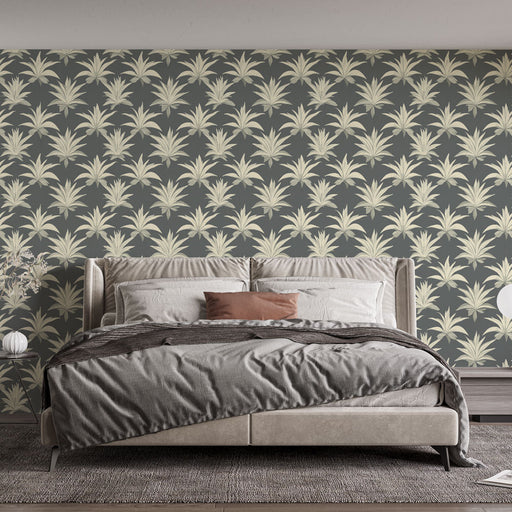 Une chambre moderne avec un papier peint tropical aux motifs de palmiers crème sur fond gris, créant une atmosphère apaisante et chaleureuse.