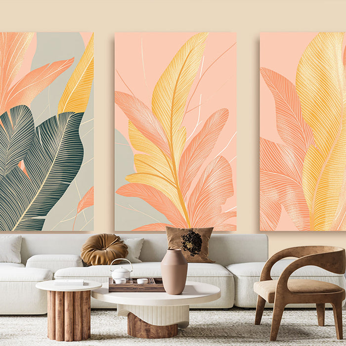 Un salon moderne avec un papier peint tropical aux grandes feuilles aux teintes douces de rose, jaune et vert, créant une ambiance chaleureuse et accueillante.
