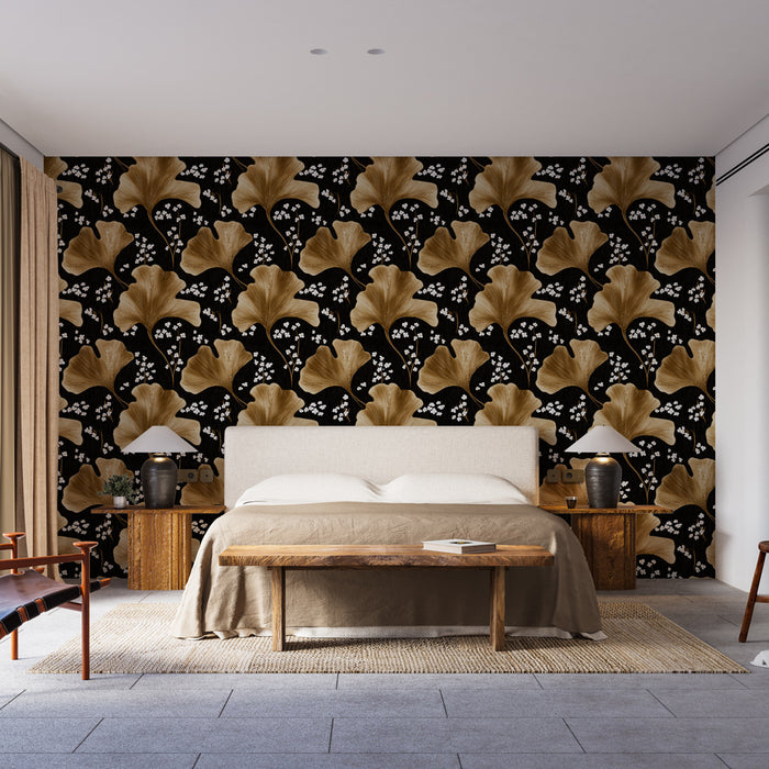 Une chambre élégante avec un papier peint floral noir et doré représentant des feuilles de ginkgo et des petites fleurs, créant une ambiance chic et chaleureuse.