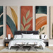 Une chambre moderne avec un papier peint mural aux motifs de feuilles stylisées dans des teintes chaudes et naturelles, créant une atmosphère accueillante et apaisante.