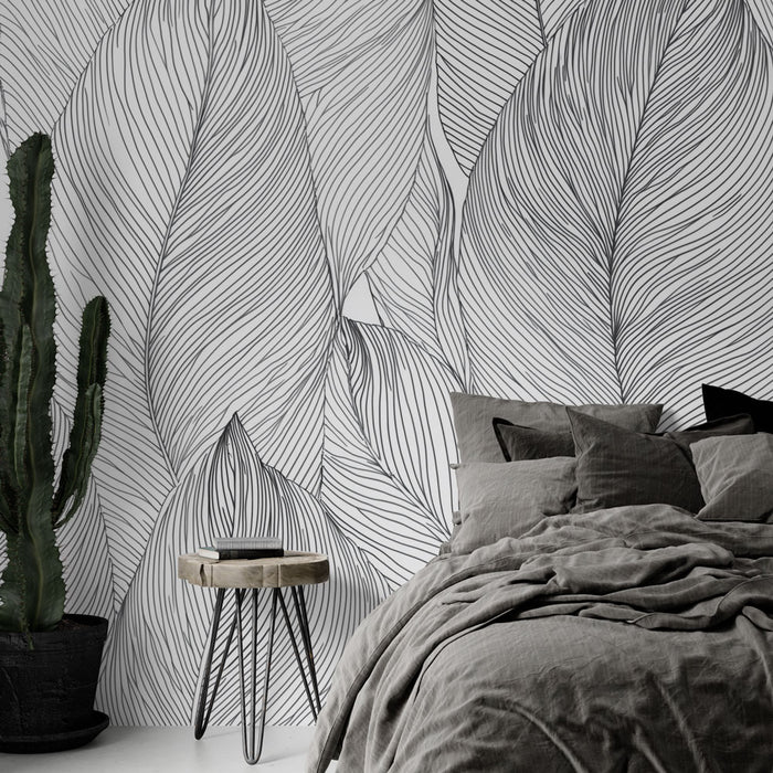 Une chambre moderne avec un papier peint représentant de grandes feuilles stylisées en noir sur fond blanc, créant une ambiance graphique et apaisante.