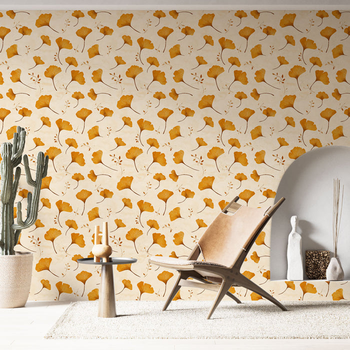 Une pièce moderne avec un papier peint floral aux motifs de feuilles dorées sur fond crème, créant une ambiance chaleureuse et accueillante.