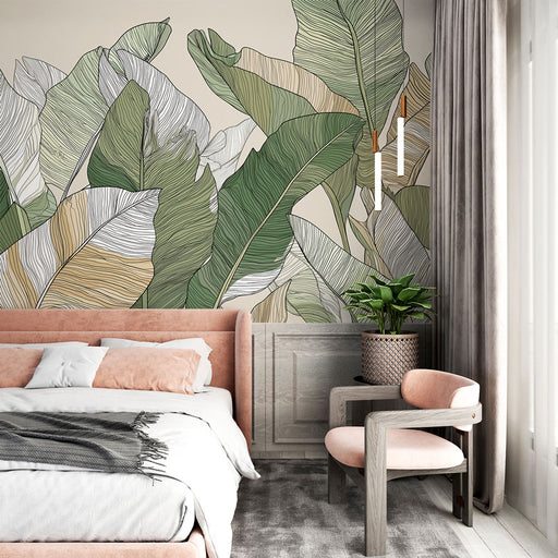 Une chambre élégante avec un papier peint tropical représentant de grandes feuilles stylisées dans des teintes vertes et beiges, créant une atmosphère apaisante et naturelle.