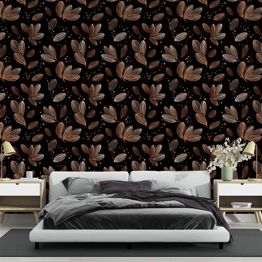 Une chambre moderne avec un papier peint floral noir orné de feuilles aux teintes cuivrées et blanches, créant une ambiance élégante et chaleureuse.