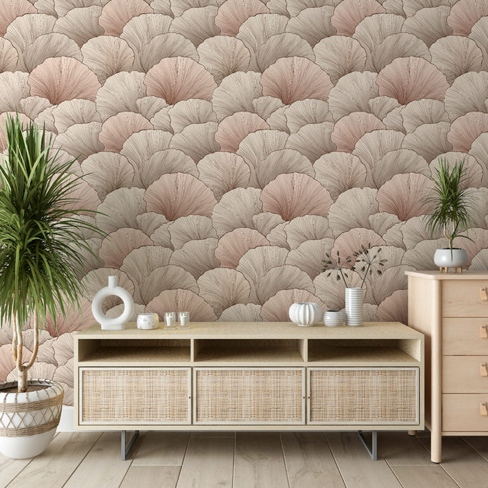 Un salon moderne avec un papier peint aux motifs de feuilles délicates dans des teintes beige et rose, créant une ambiance douce et apaisante.