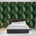 Une chambre moderne avec un papier peint aux motifs de feuilles stylisées dans des teintes de vert et beige, créant une ambiance naturelle et apaisante.