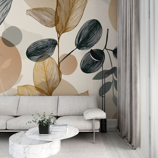 Un salon moderne avec un papier peint aux motifs de feuilles stylisées dans des teintes dorées, noires et terracotta, créant une atmosphère chaleureuse et artistique.