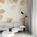 Papier peint feuilles neutres avec motif de feuilles délicates en tons beiges et crème pour salon élégant