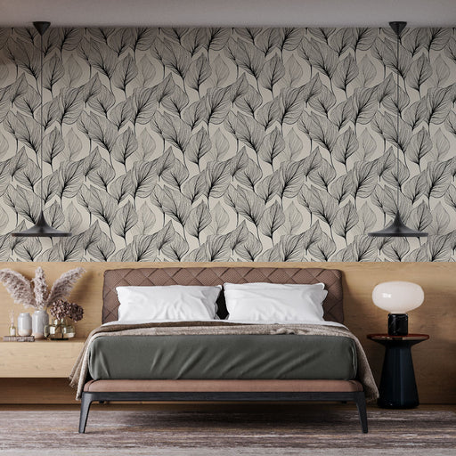 Une chambre moderne avec un papier peint aux motifs de feuilles délicates en noir sur fond beige, créant une atmosphère apaisante et élégante.