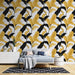 Une chambre moderne avec un papier peint aux motifs de feuilles stylisées en noir et jaune sur fond clair, créant une ambiance à la fois dynamique et chaleureuse.