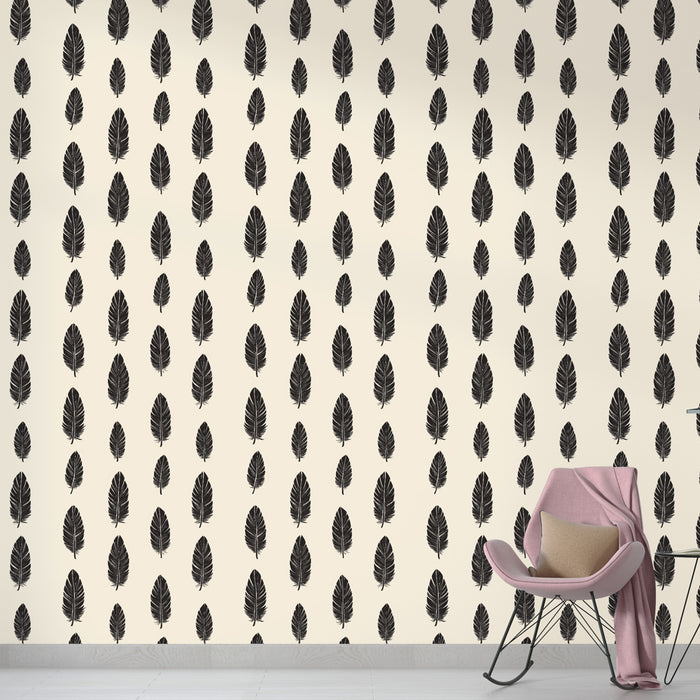 Une pièce moderne avec un papier peint beige orné de motifs de feuilles noires, créant une ambiance naturelle et élégante.