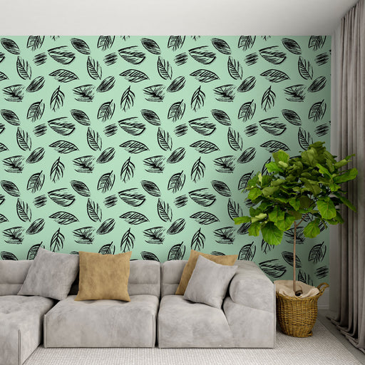 Un salon moderne avec un papier peint mint orné de feuilles noires stylisées, créant une ambiance fraîche et naturelle.