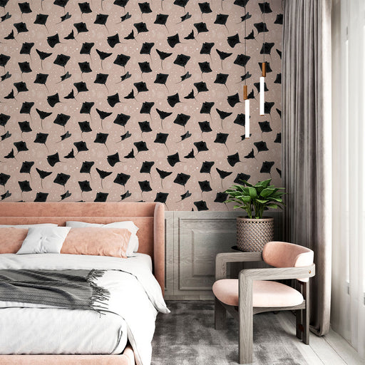 Une chambre élégante avec un papier peint aux motifs abstraits noirs sur fond rose, créant une ambiance artistique et contemporaine.