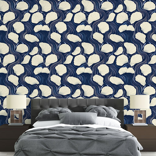 Une chambre moderne avec un papier peint navy aux motifs de feuilles stylisées crème, créant une ambiance apaisante et élégante.