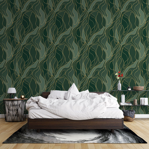 Une chambre moderne avec un papier peint vert foncé aux motifs fluides et dorés, créant une atmosphère élégante et apaisante.