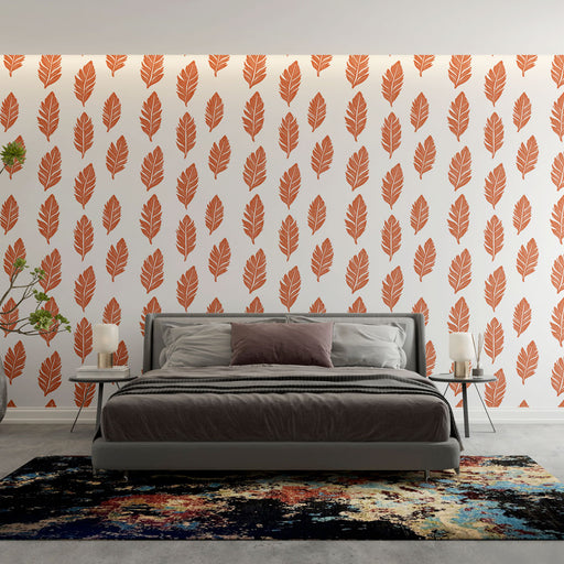 Une chambre moderne avec un papier peint aux motifs de feuilles orange sur fond blanc, créant une atmosphère chaleureuse et accueillante.