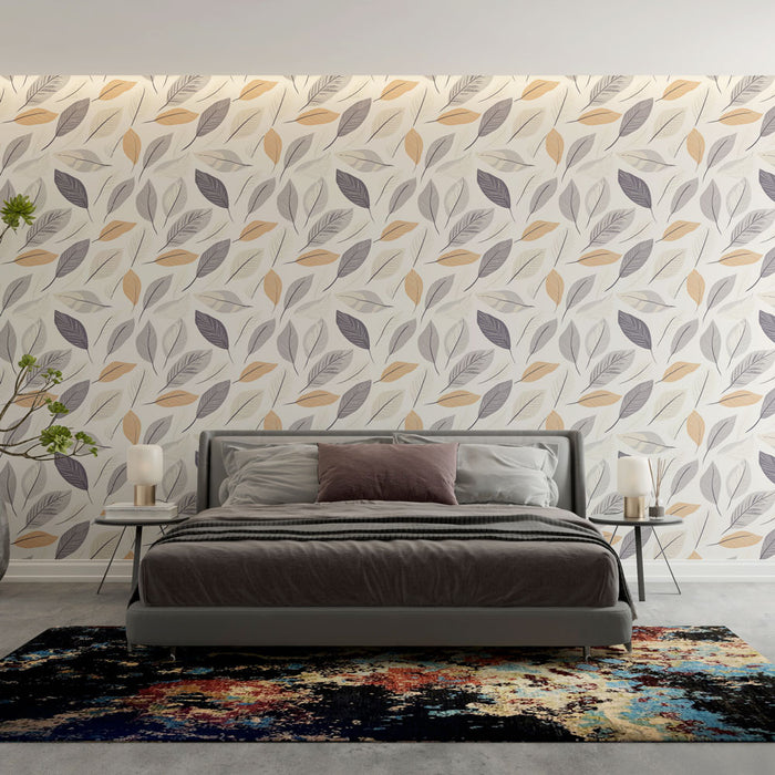 Une chambre élégante avec un papier peint aux motifs de feuilles dans des teintes douces de gris, beige et or, créant une atmosphère apaisante et naturelle.