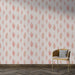 Une pièce lumineuse avec un papier peint aux motifs de feuilles délicates dans des teintes rose et beige, créant une ambiance douce et apaisante.