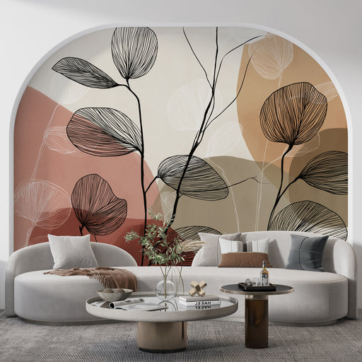 Un salon moderne avec un papier peint aux motifs de feuilles stylisées en noir sur un fond aux teintes douces de beige et terracotta, créant une ambiance chaleureuse et artistique.