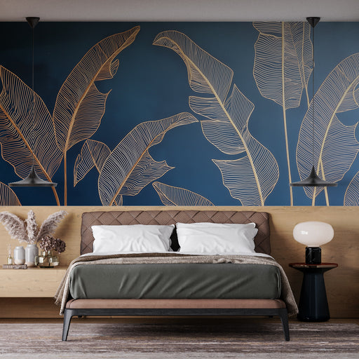 Une chambre moderne avec un papier peint bleu profond orné de grandes feuilles dorées, créant une ambiance élégante et apaisante.