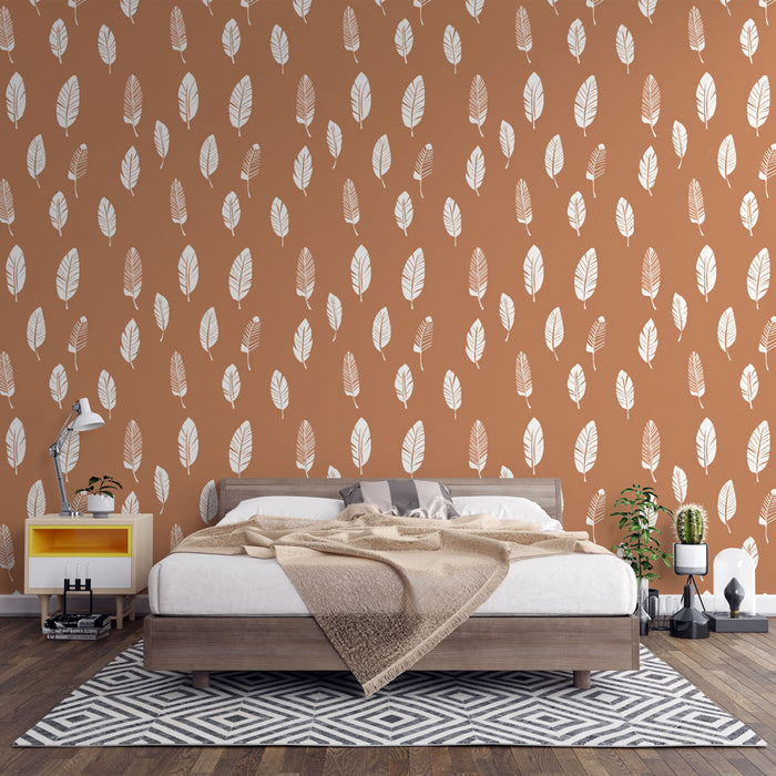 Une chambre moderne avec un papier peint terracotta orné de feuilles blanches, créant une atmosphère chaleureuse et naturelle.