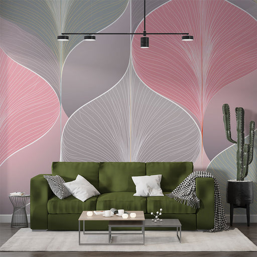 Un salon moderne avec un papier peint aux motifs de grandes feuilles stylisées dans des teintes douces de rose et gris, créant une ambiance élégante et apaisante.