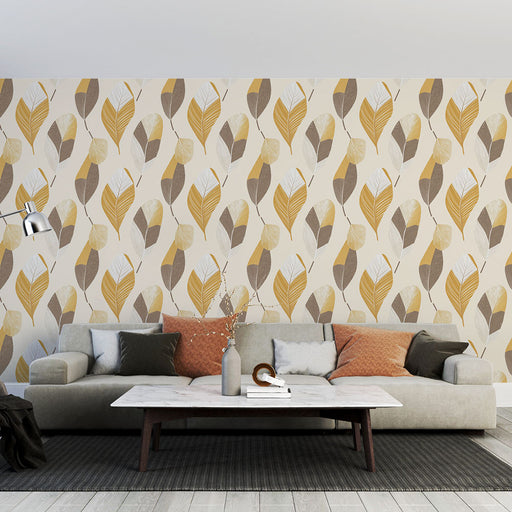 Un salon moderne avec un papier peint aux motifs de feuilles stylisées dans des teintes de jaune, brun et beige, créant une ambiance chaleureuse et accueillante.