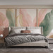 Une chambre élégante avec un papier peint représentant de grandes feuilles en relief dans des teintes pastel, créant une atmosphère douce et apaisante.