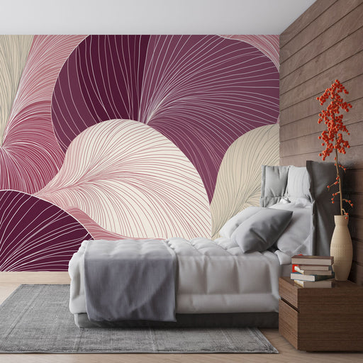 Une chambre élégante avec un papier peint aux motifs de grandes feuilles aux teintes bordeaux et crème, créant une atmosphère chaleureuse et artistique.