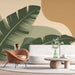 Une pièce moderne avec un papier peint tropical représentant de grandes feuilles vertes sur un fond aux teintes douces, créant une atmosphère relaxante et naturelle.