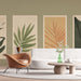 Un salon moderne avec un papier peint représentant de grandes feuilles stylisées dans des teintes douces de vert et de beige, créant une ambiance naturelle et apaisante.