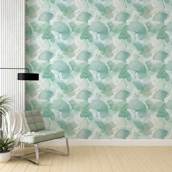 Une pièce lumineuse avec un papier peint aux motifs de feuilles délicates dans des teintes de vert et bleu, créant une ambiance apaisante et naturelle.