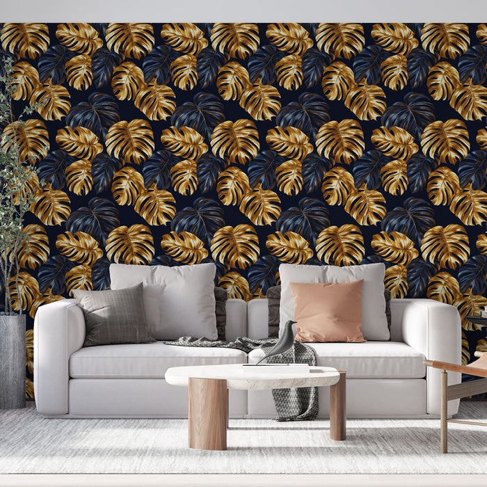 Un salon contemporain avec un papier peint tropical aux grandes feuilles dorées et noires sur fond bleu marine, créant une atmosphère élégante et chaleureuse.