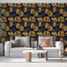 Un salon contemporain avec un papier peint tropical aux grandes feuilles dorées et noires sur fond bleu marine, créant une atmosphère élégante et chaleureuse.
