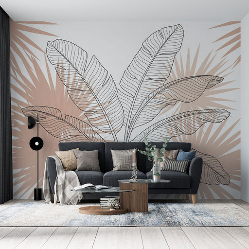 Un salon moderne avec un papier peint tropical aux grandes feuilles stylisées sur fond beige, créant une ambiance chaleureuse et apaisante.