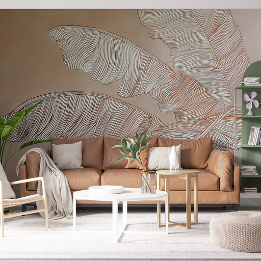 Un salon moderne avec un papier peint représentant de grandes feuilles tropicales blanches sur fond beige, créant une ambiance chaleureuse et naturelle.